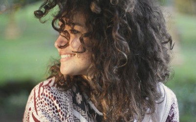 Naturkrause Haare bändigen: Die perfekte Pflege